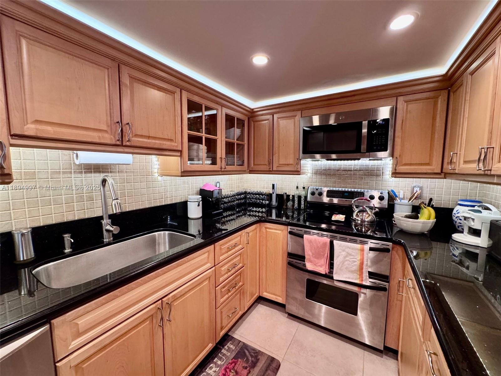 LE TRIANON CONDO - Residential Lease