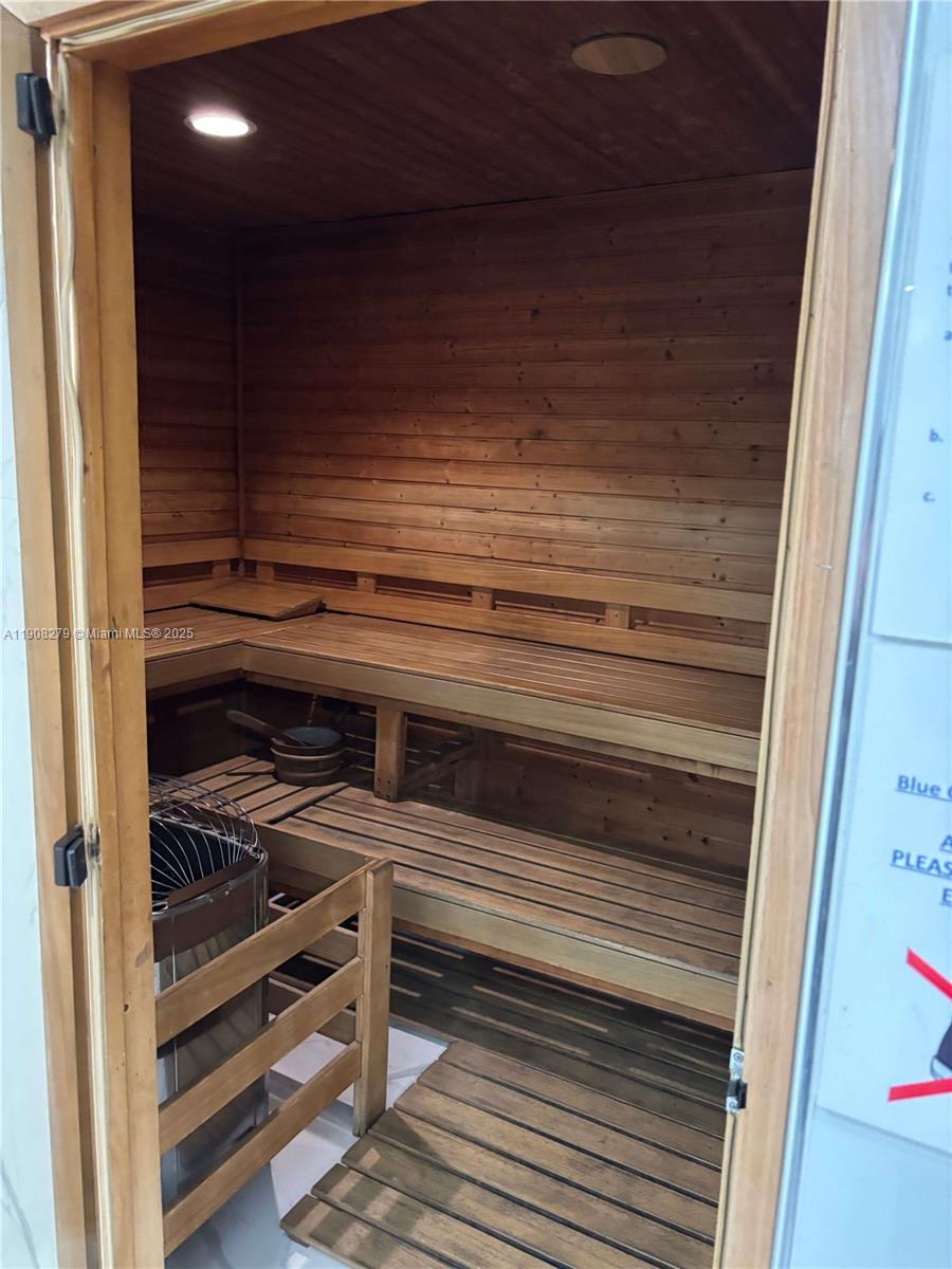 BLUE CONDO - Residential Lease