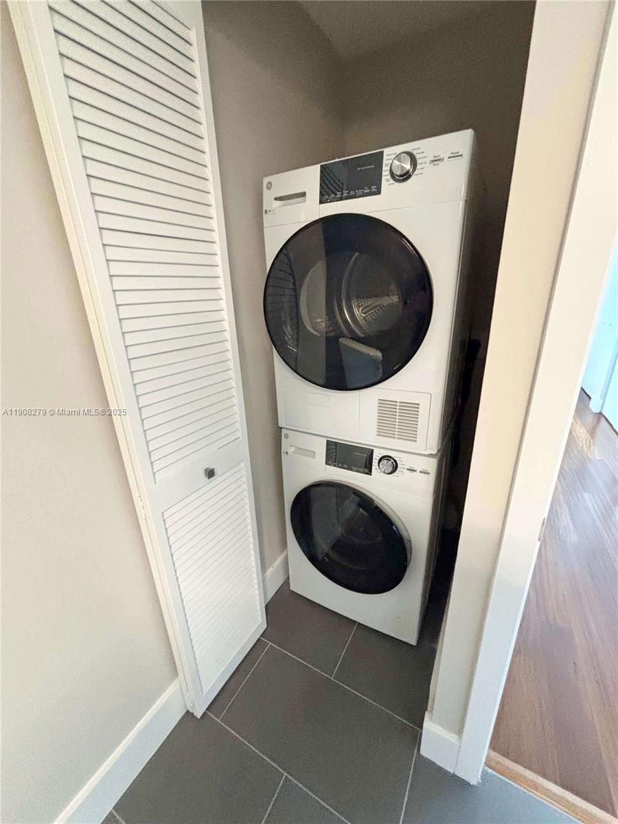 BLUE CONDO - Residential Lease