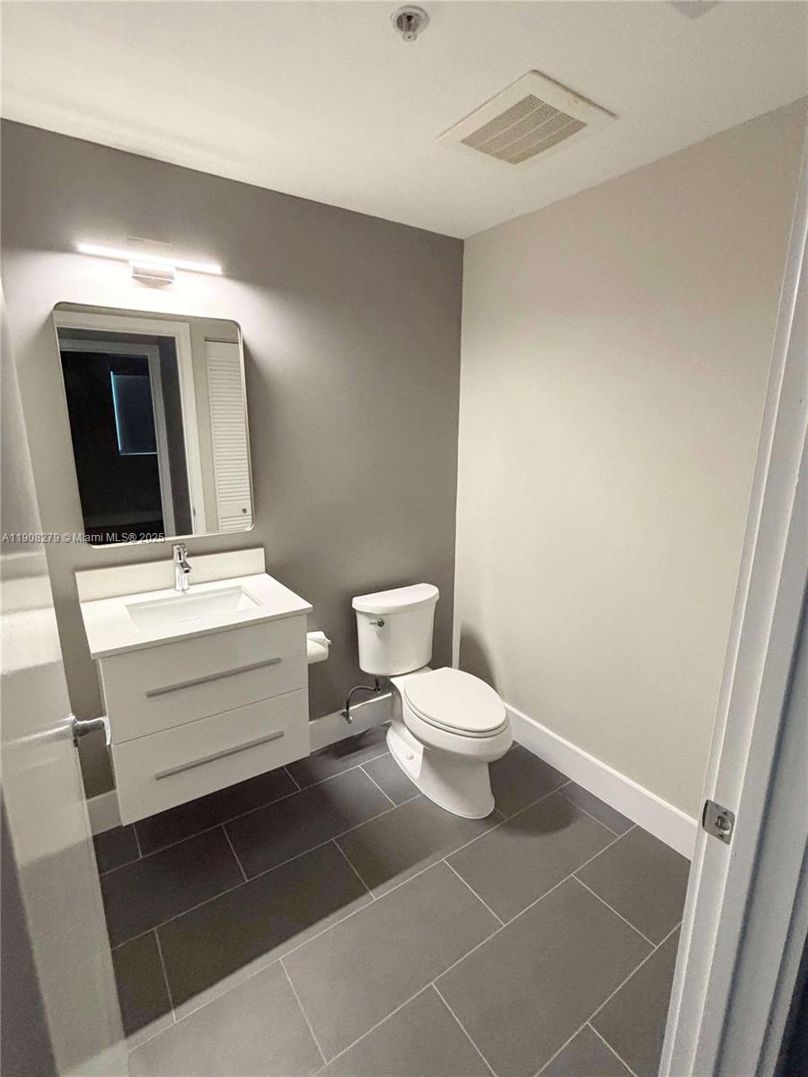 BLUE CONDO - Residential Lease