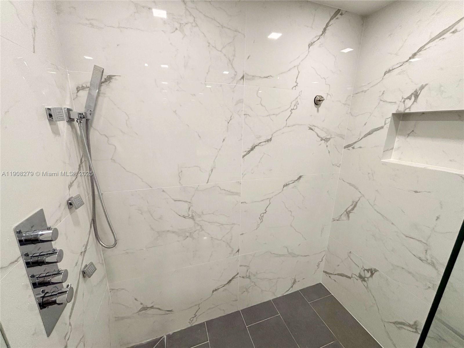 BLUE CONDO - Residential Lease