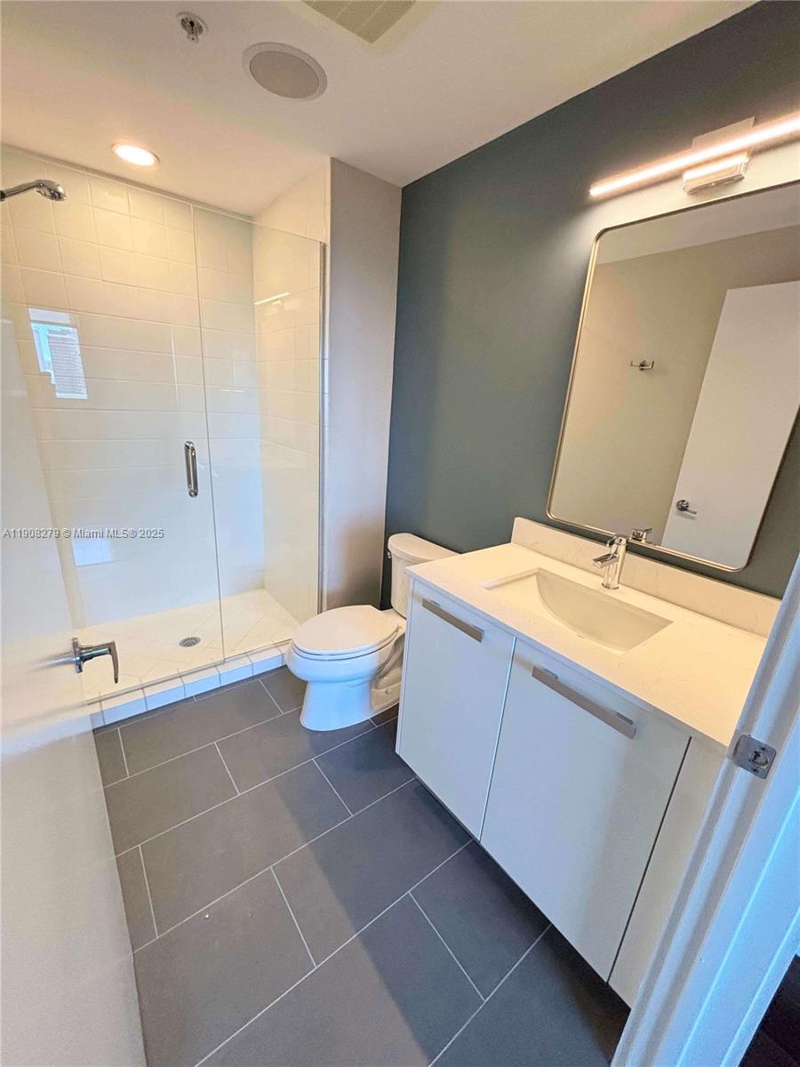 BLUE CONDO - Residential Lease