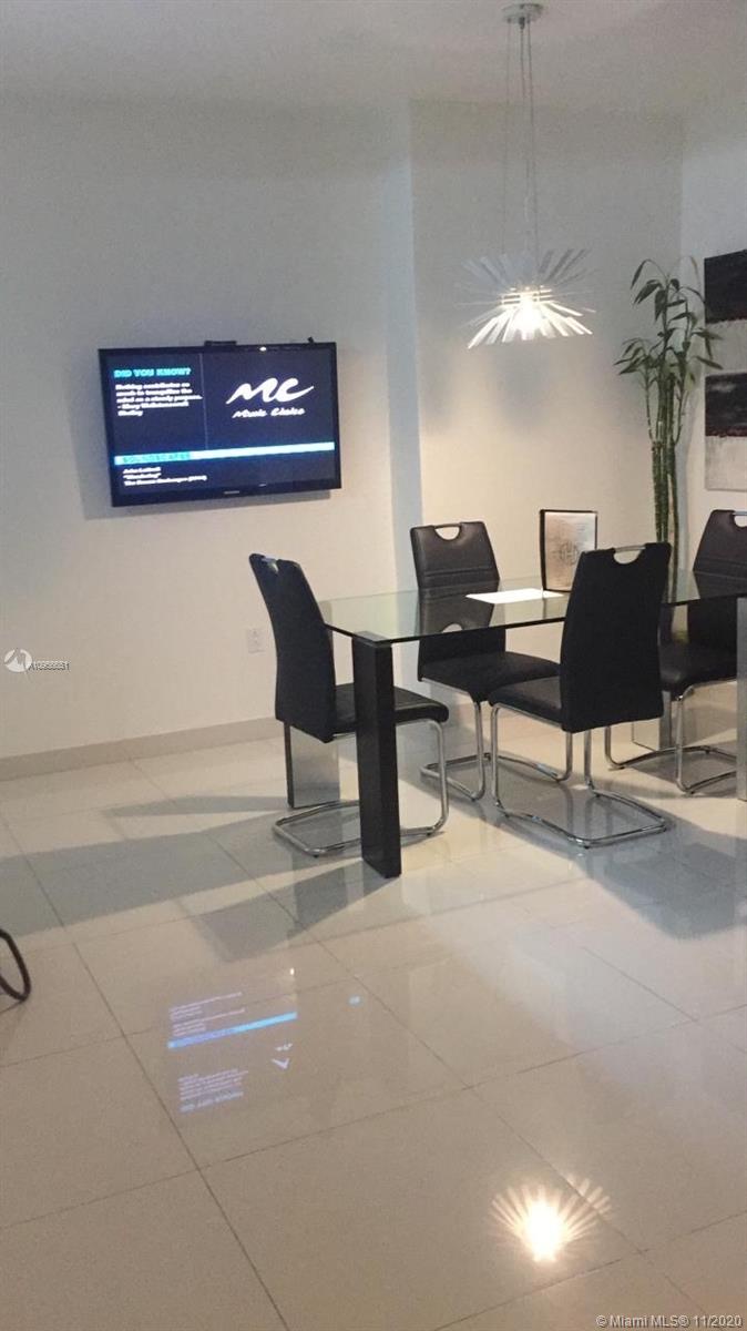 Beautiful clean and modern unit in the heart of Brickell. Furnished 1 bedroom unit with tile floors thru-out & washer and dryer in unit. Building offers nice pool and fitness area. Unit can be rented min of 6 months.
Available starting Dec 12th.