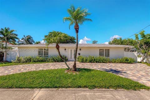 Tiny photo for 20950 NE 25th Ct, Miami, FL 33180 (MLS # A12058334)