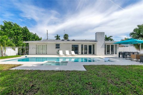 Tiny photo for 20950 NE 25th Ct, Miami, FL 33180 (MLS # A12058334)