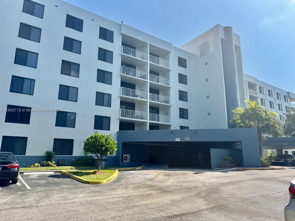 Photo of 901 Hillcrest Dr #205, Hollywood, FL 33021 (MLS # A11808714)