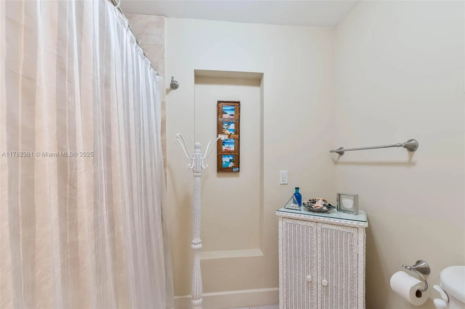 Palmetto Bay, Florida 33157, United States, 4 Bedrooms Bedrooms, ,3 BathroomsBathrooms,Residential,Active,109605