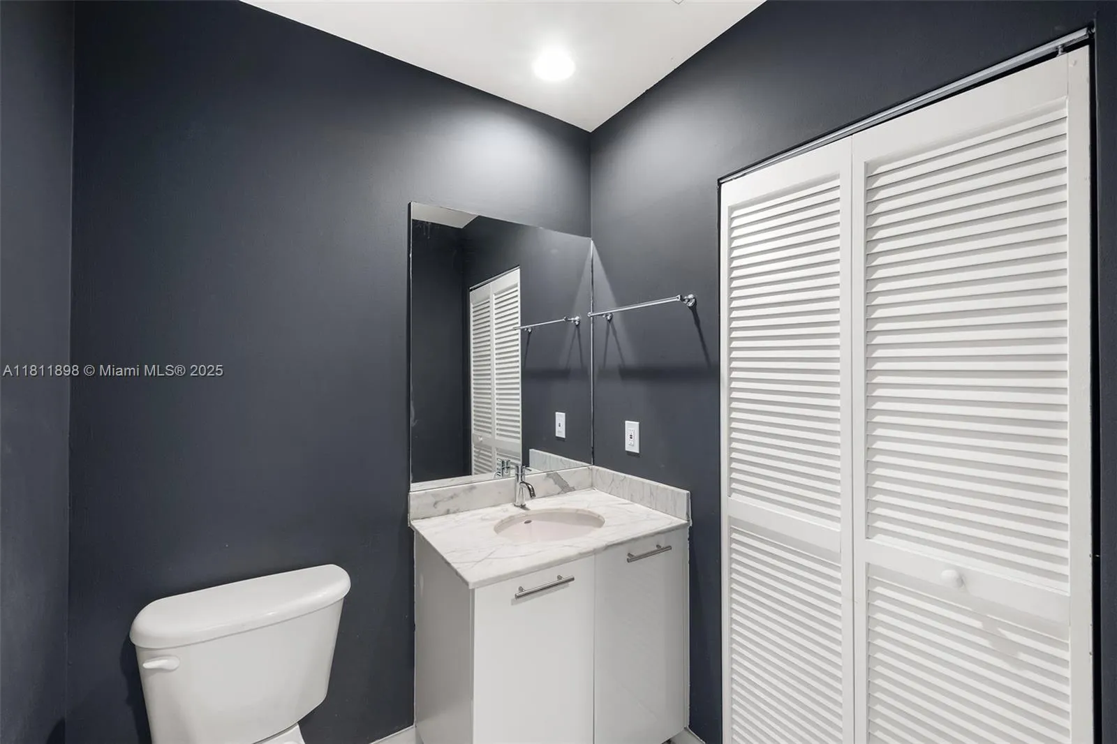 Miami, Florida 33131, United States, 2 Bedrooms Bedrooms, ,3 BathroomsBathrooms,Residential,Active,139704