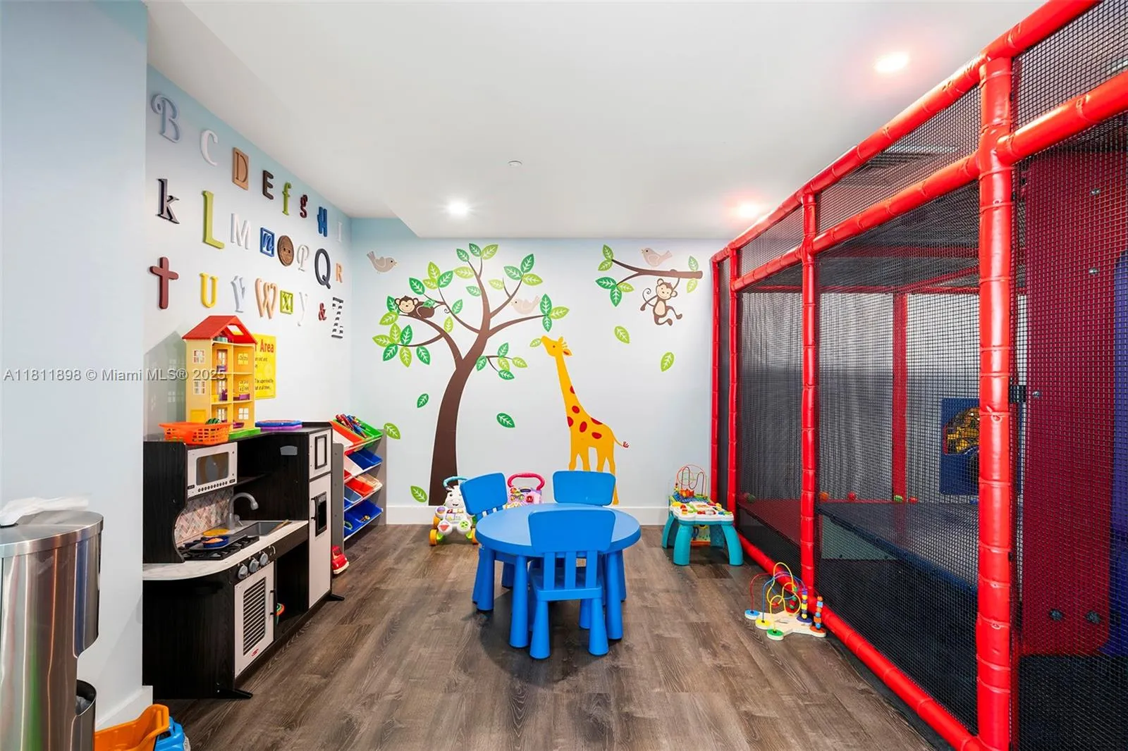 Miami, Florida 33131, United States, 2 Bedrooms Bedrooms, ,3 BathroomsBathrooms,Residential,Active,139704