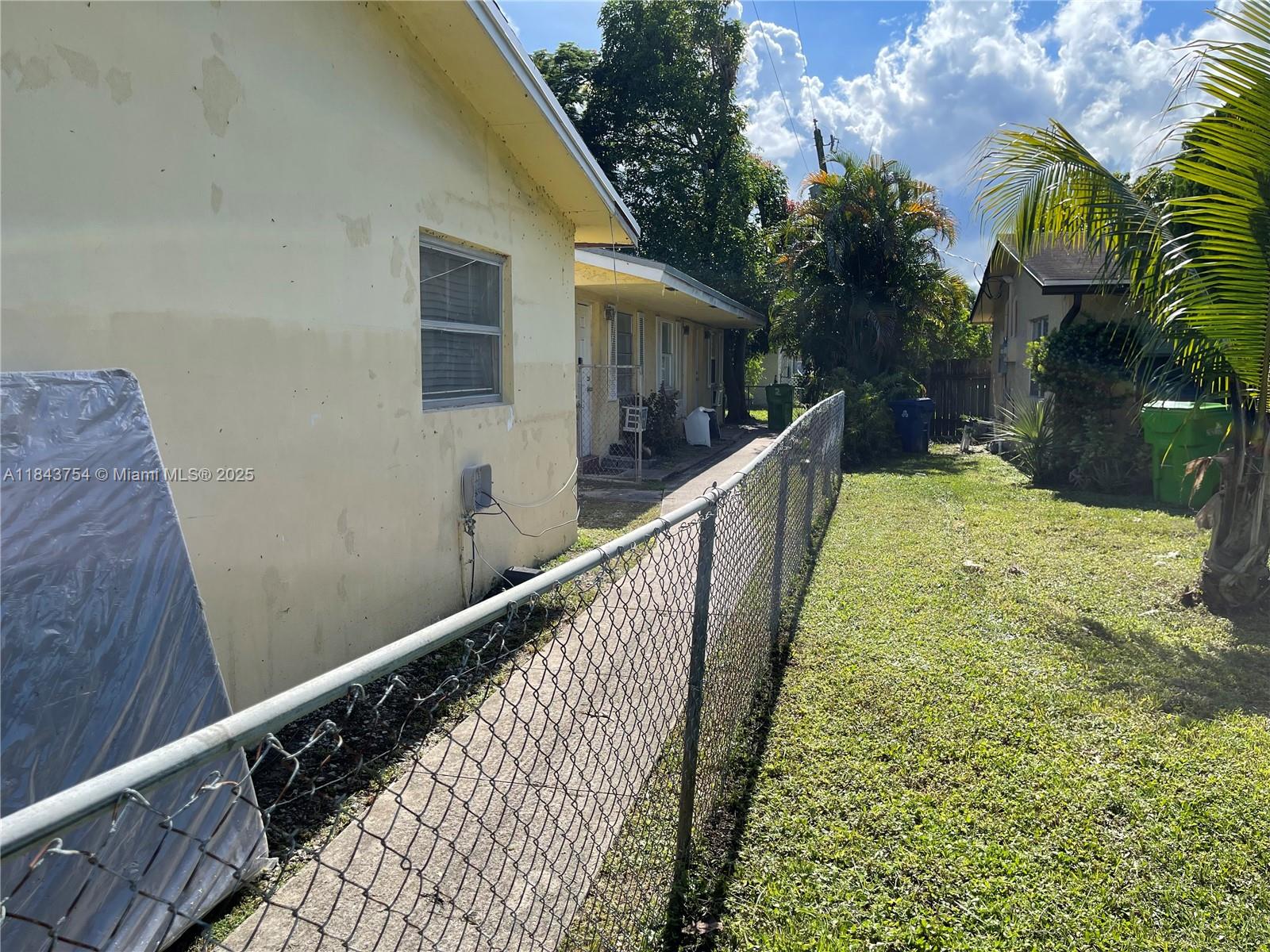NEWLY RENOVATED 1 BEDROOM 1 BATHROOM APARTMENT, LOCATED CONVENIENTLY IN THE HEART OF SUNRISE, NEAR SHOPPING, HIGHWAYS AND PUBLIC TRANSPORTATION.
PRICED JUST RIGHT.