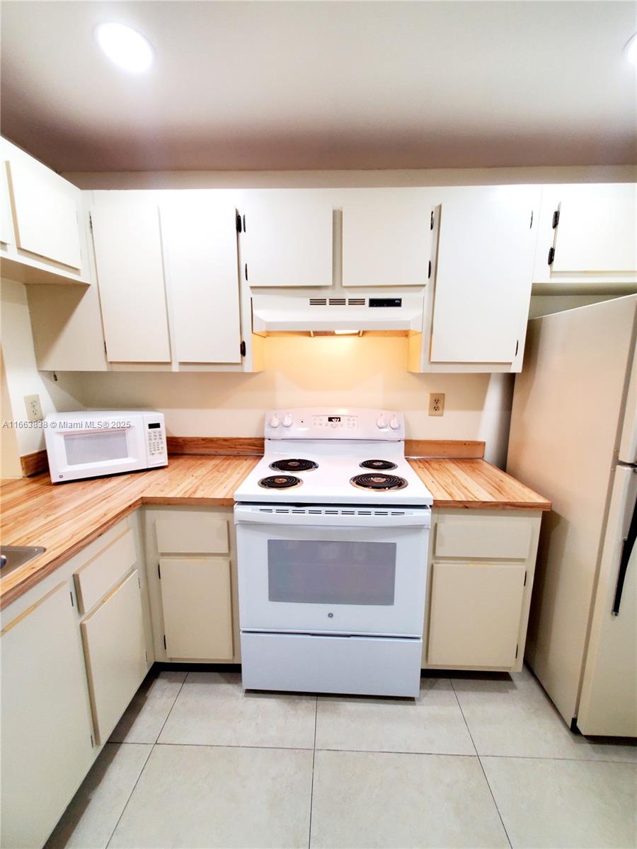 Property for Sale at 2941 N Nob Hill Rd 301, Sunrise, Miami-Dade County, Florida - Bedrooms: 2 
Bathrooms: 2  - $164,000