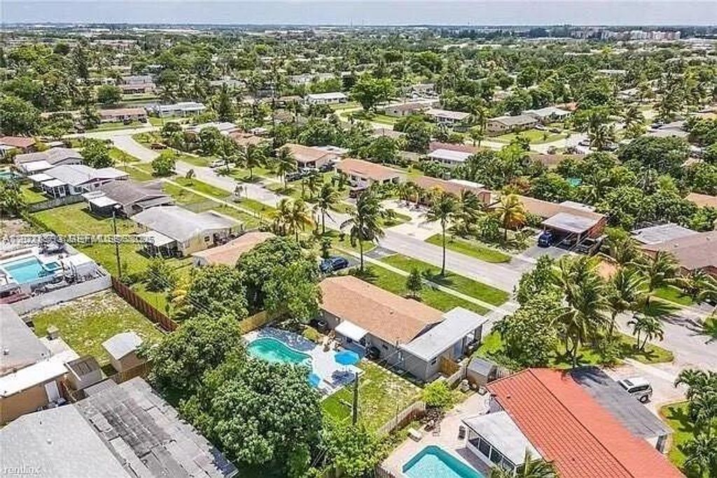 Photo of 4120 NW 3rd Way, Deerfield Beach, FL 33064 (MLS # A12028593)