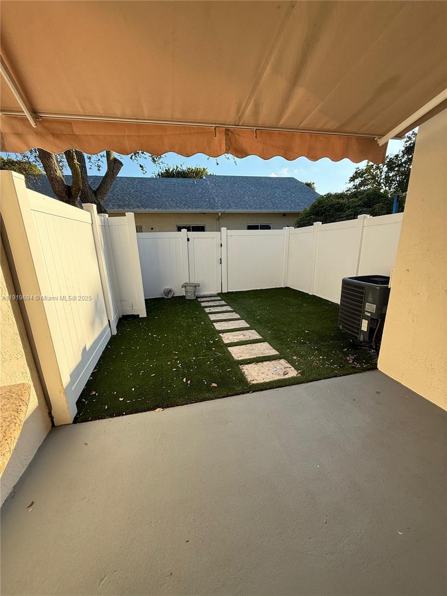 BANYAN OAKRIDGE COMMERCIA - Residential Lease