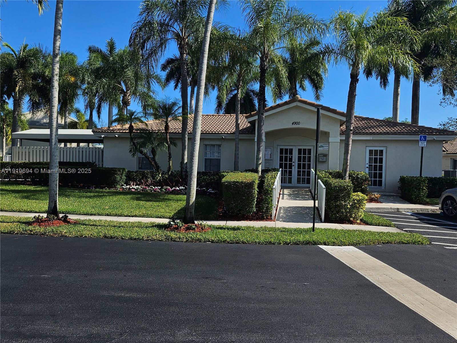 BANYAN OAKRIDGE COMMERCIA - Residential Lease