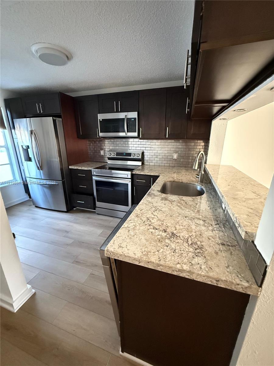 BANYAN OAKRIDGE COMMERCIA - Residential Lease