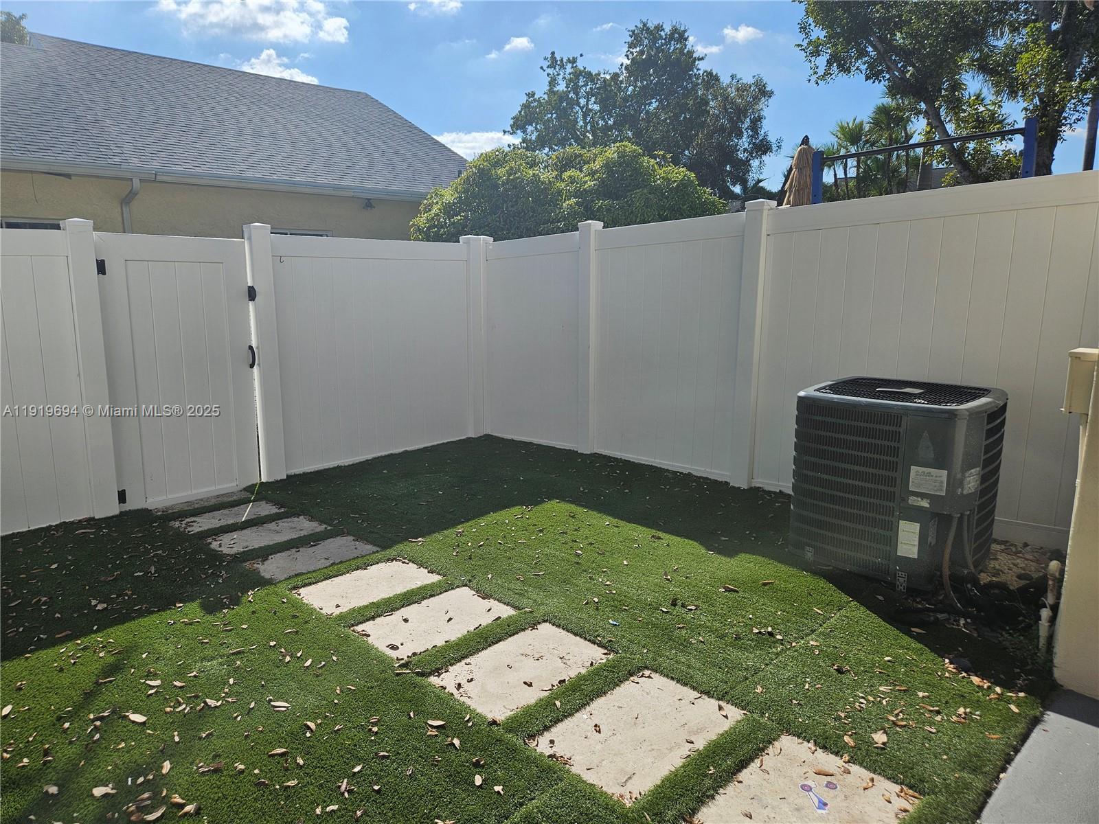 BANYAN OAKRIDGE COMMERCIA - Residential Lease