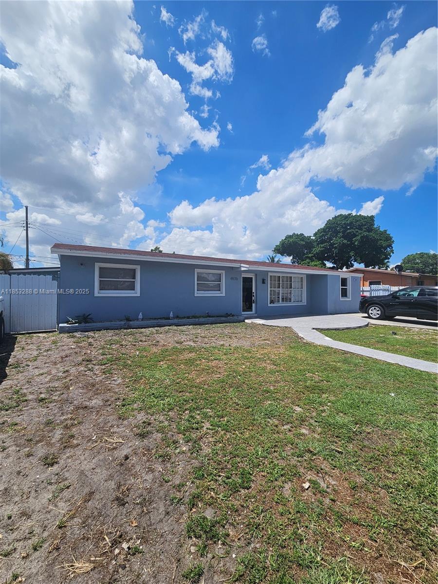 Comfortable 2-bedroom, 1-bathroom unit with a well-designed layout. Features an equipped kitchen, private entrance, and a pleasant living space. Conveniently located in a residential area with easy access to shops, schools, and main roads. Ideal for those seeking comfort and a great location. Contact us directly for more information or to schedule a showing