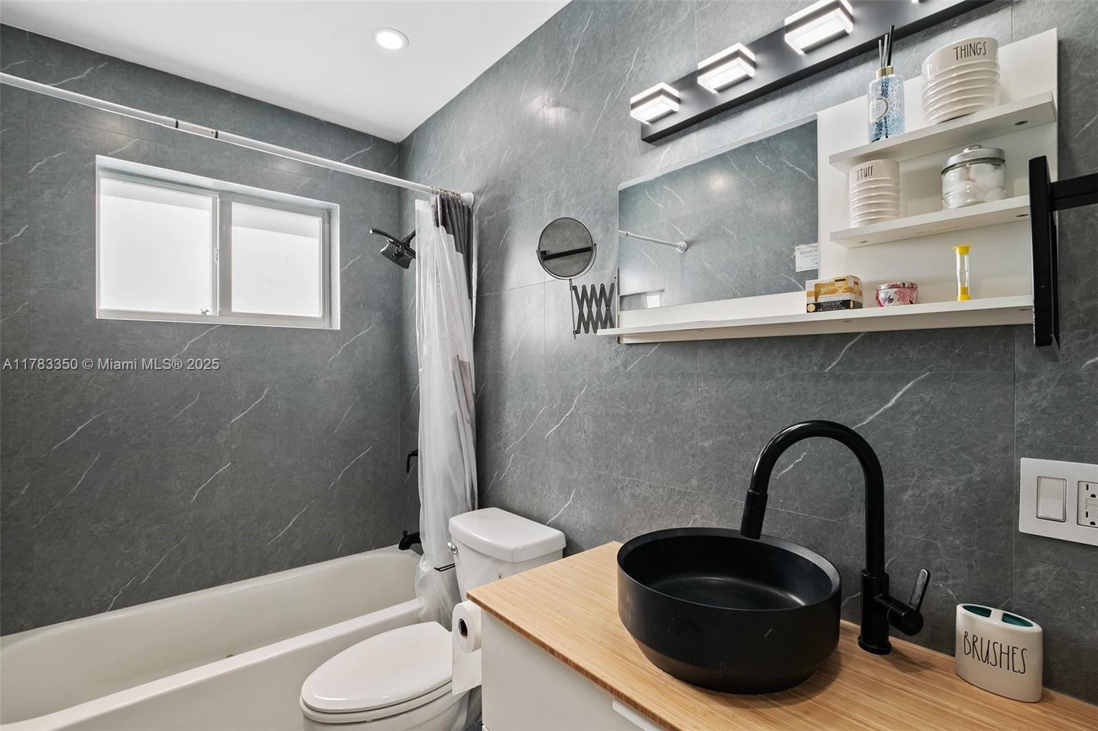 HOLLYWOOD HILLS - Residential