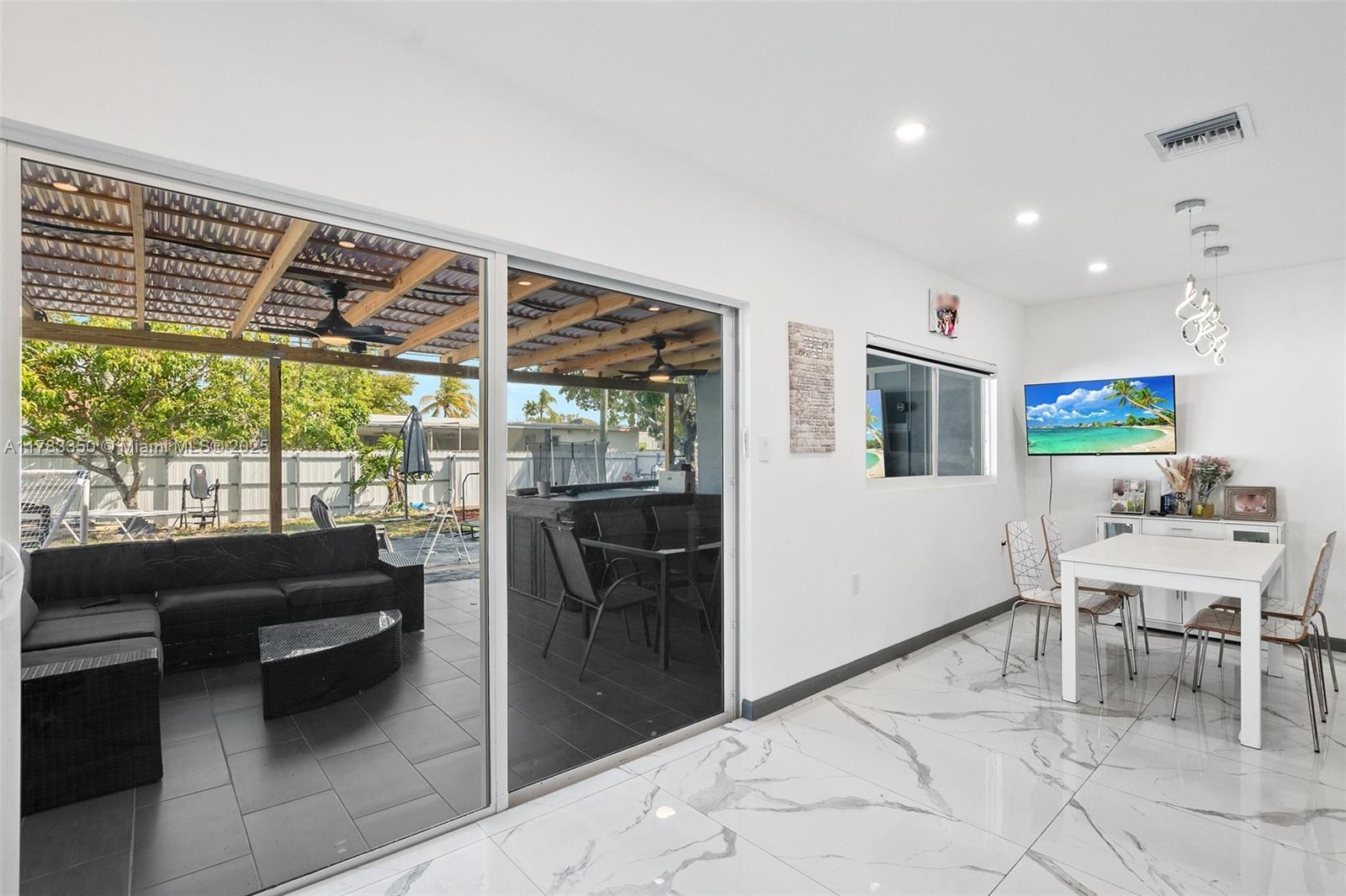 HOLLYWOOD HILLS - Residential