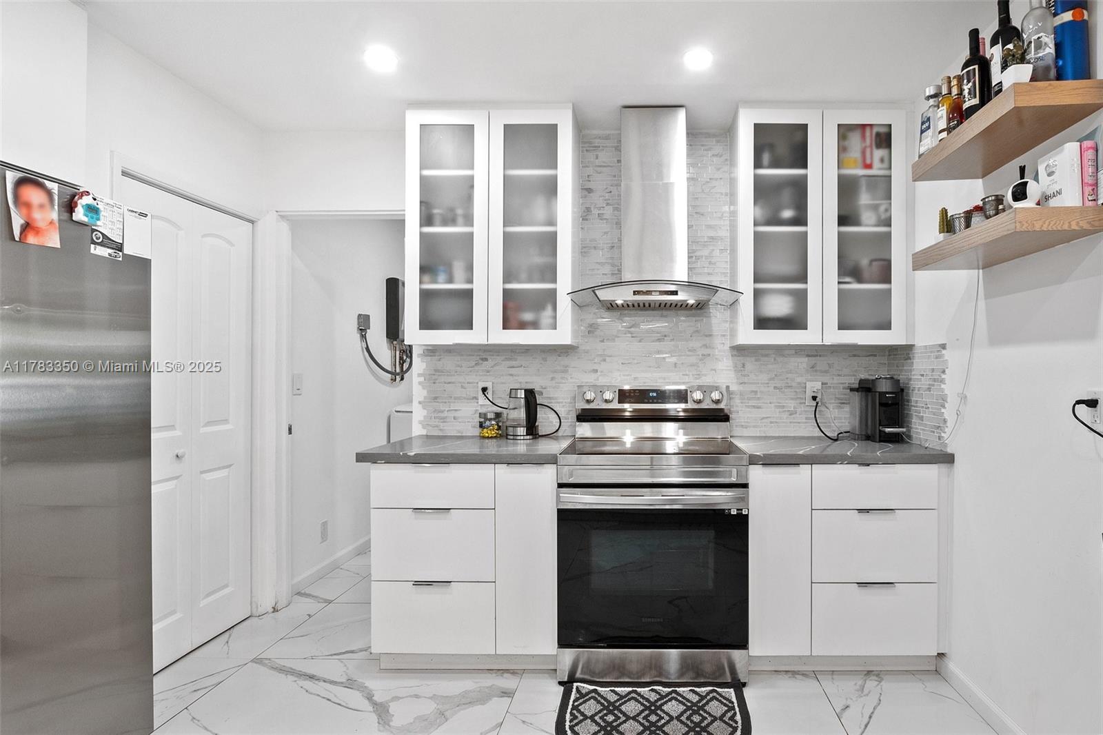 HOLLYWOOD HILLS - Residential