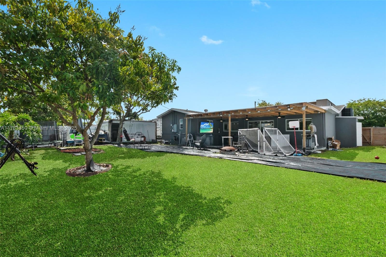 HOLLYWOOD HILLS - Residential