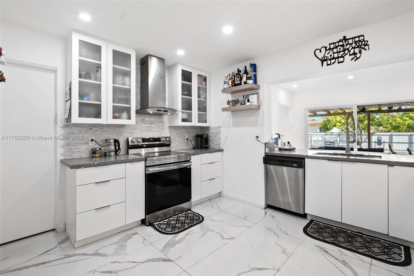 HOLLYWOOD HILLS - Residential