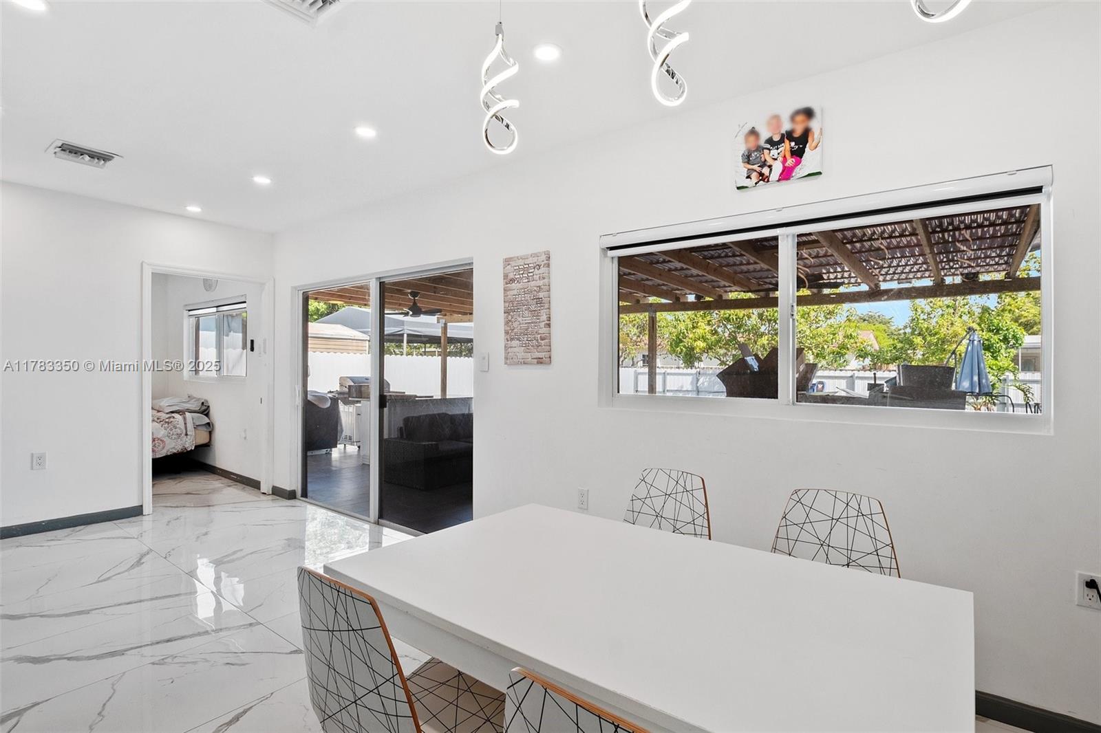 HOLLYWOOD HILLS - Residential