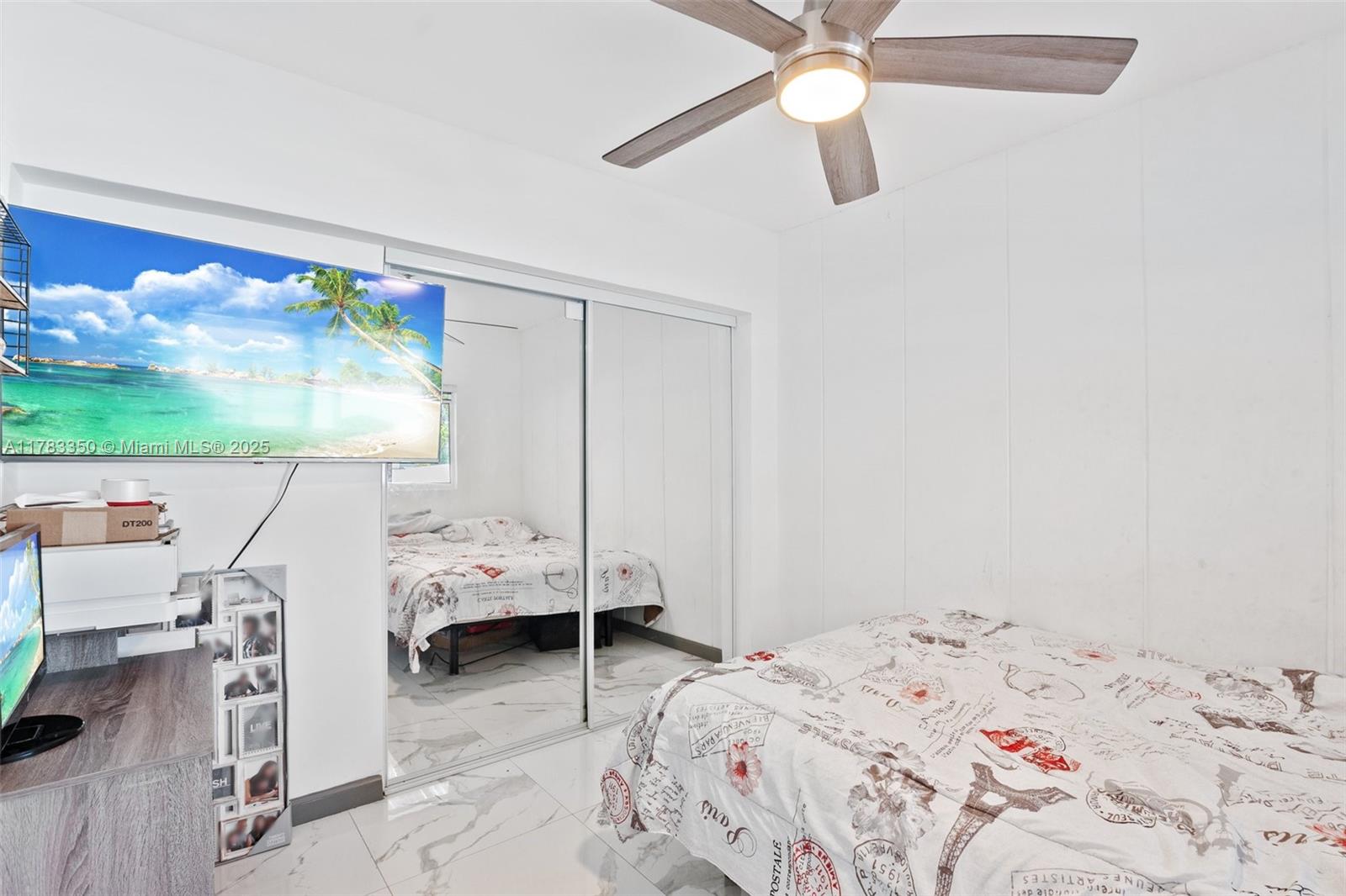 HOLLYWOOD HILLS - Residential