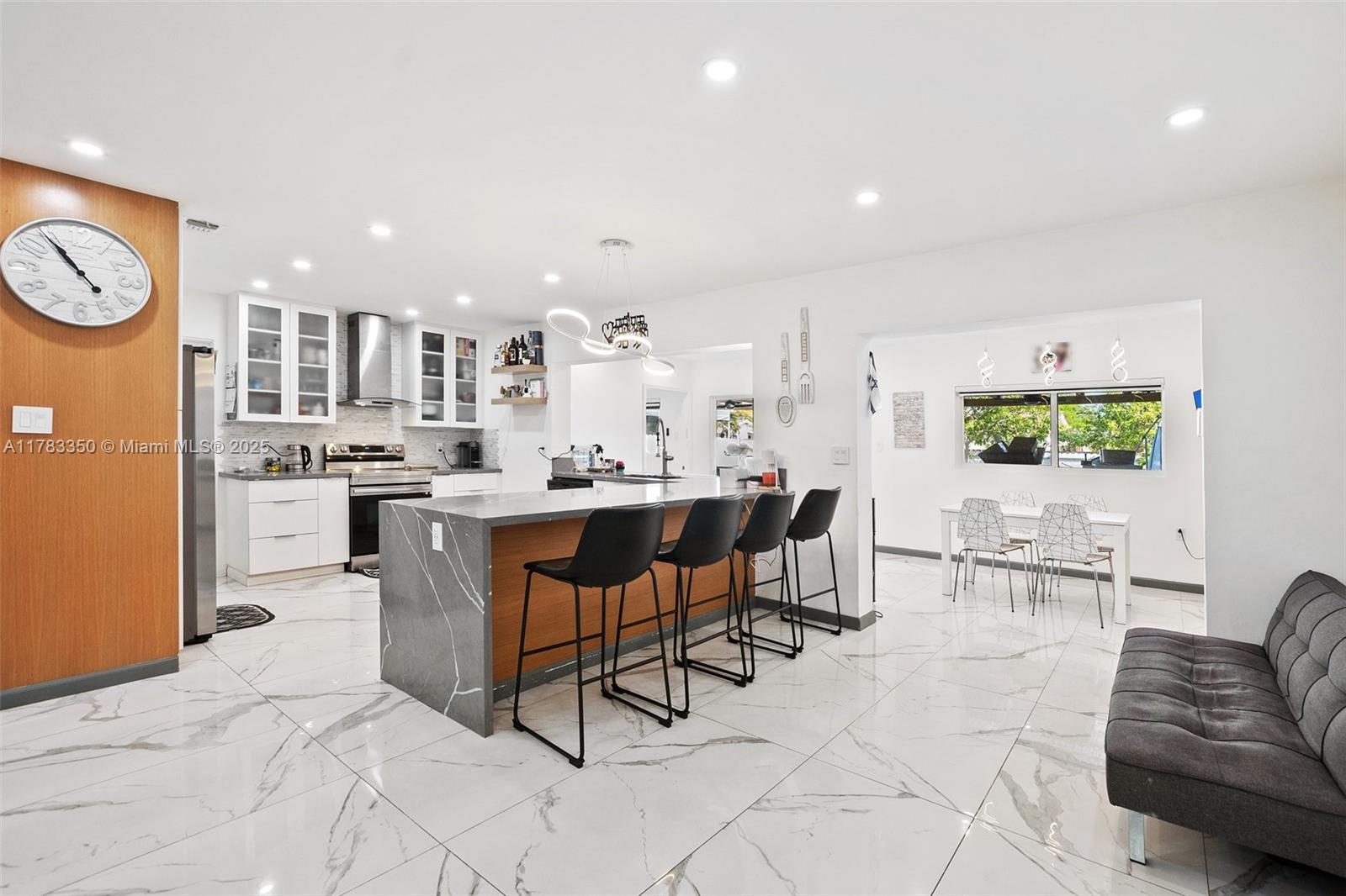 HOLLYWOOD HILLS - Residential