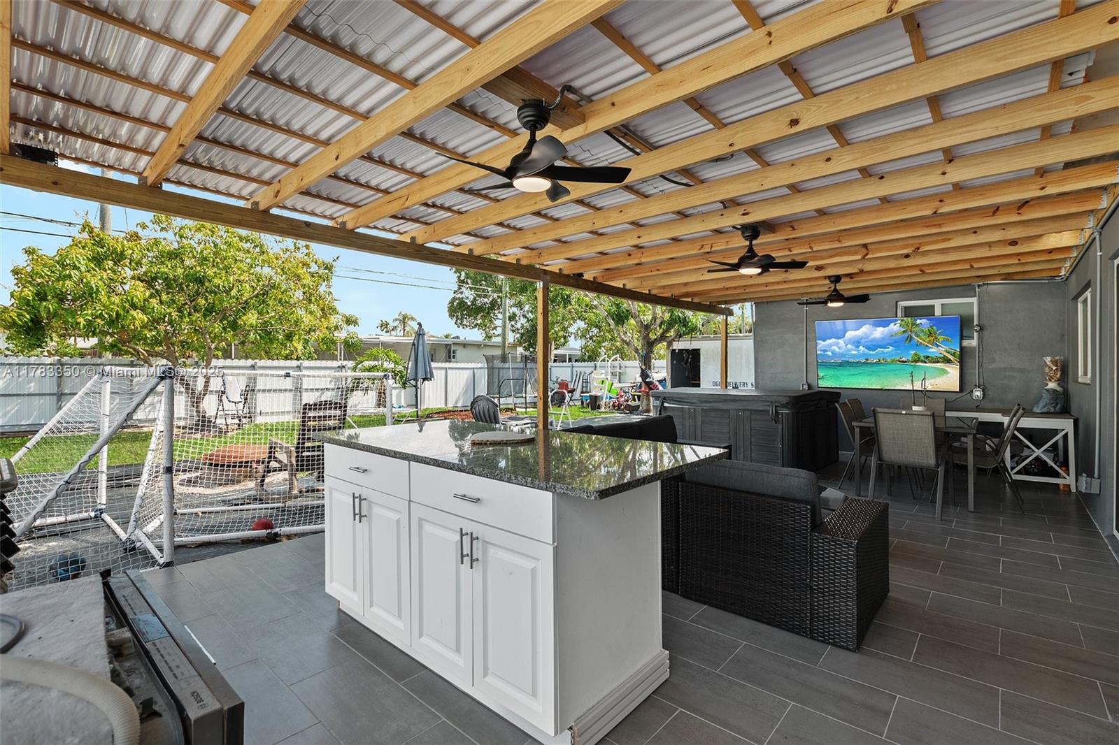 HOLLYWOOD HILLS - Residential