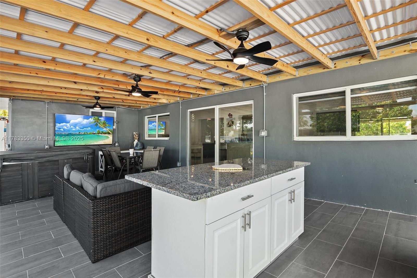 HOLLYWOOD HILLS - Residential