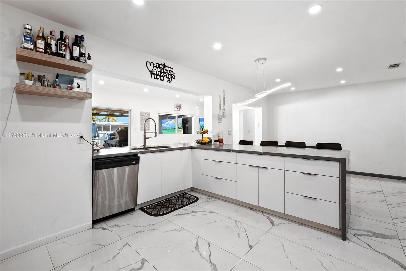 HOLLYWOOD HILLS - Residential