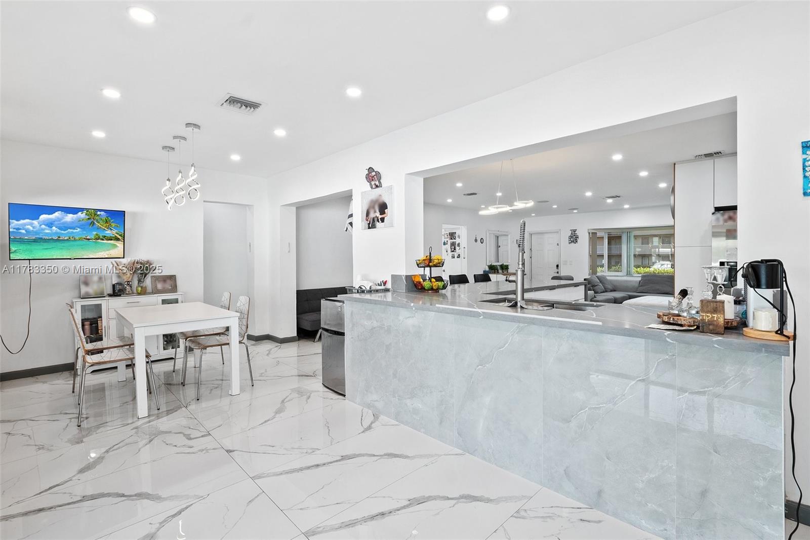 HOLLYWOOD HILLS - Residential