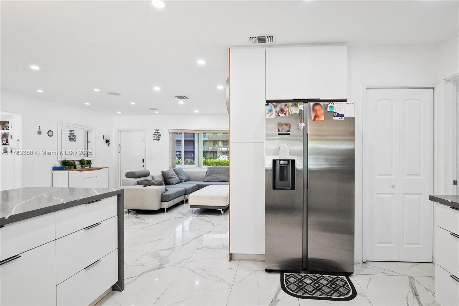 HOLLYWOOD HILLS - Residential