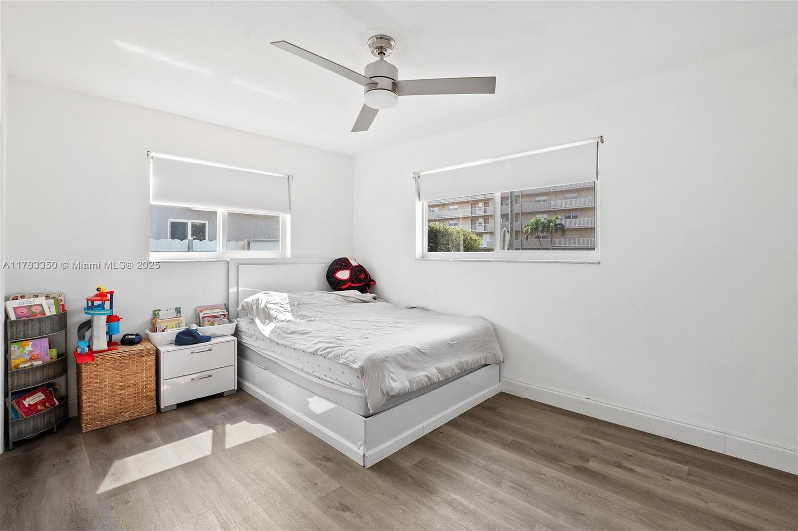 HOLLYWOOD HILLS - Residential