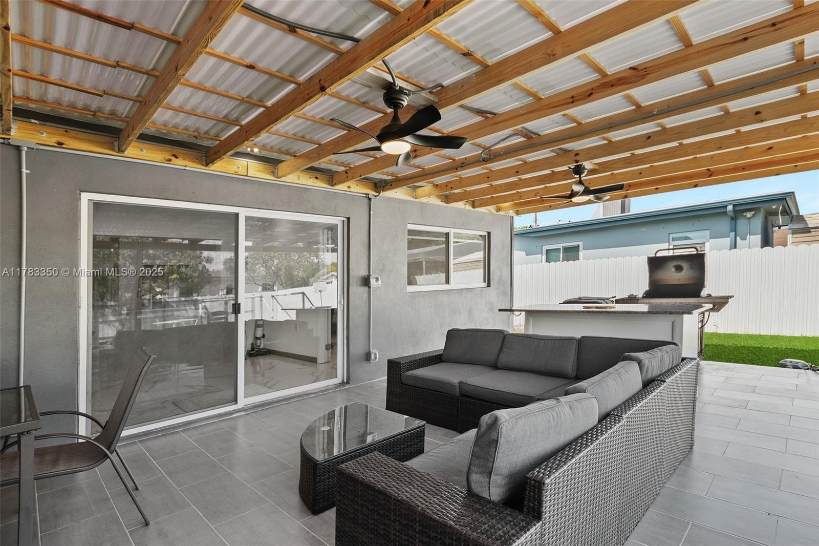 HOLLYWOOD HILLS - Residential