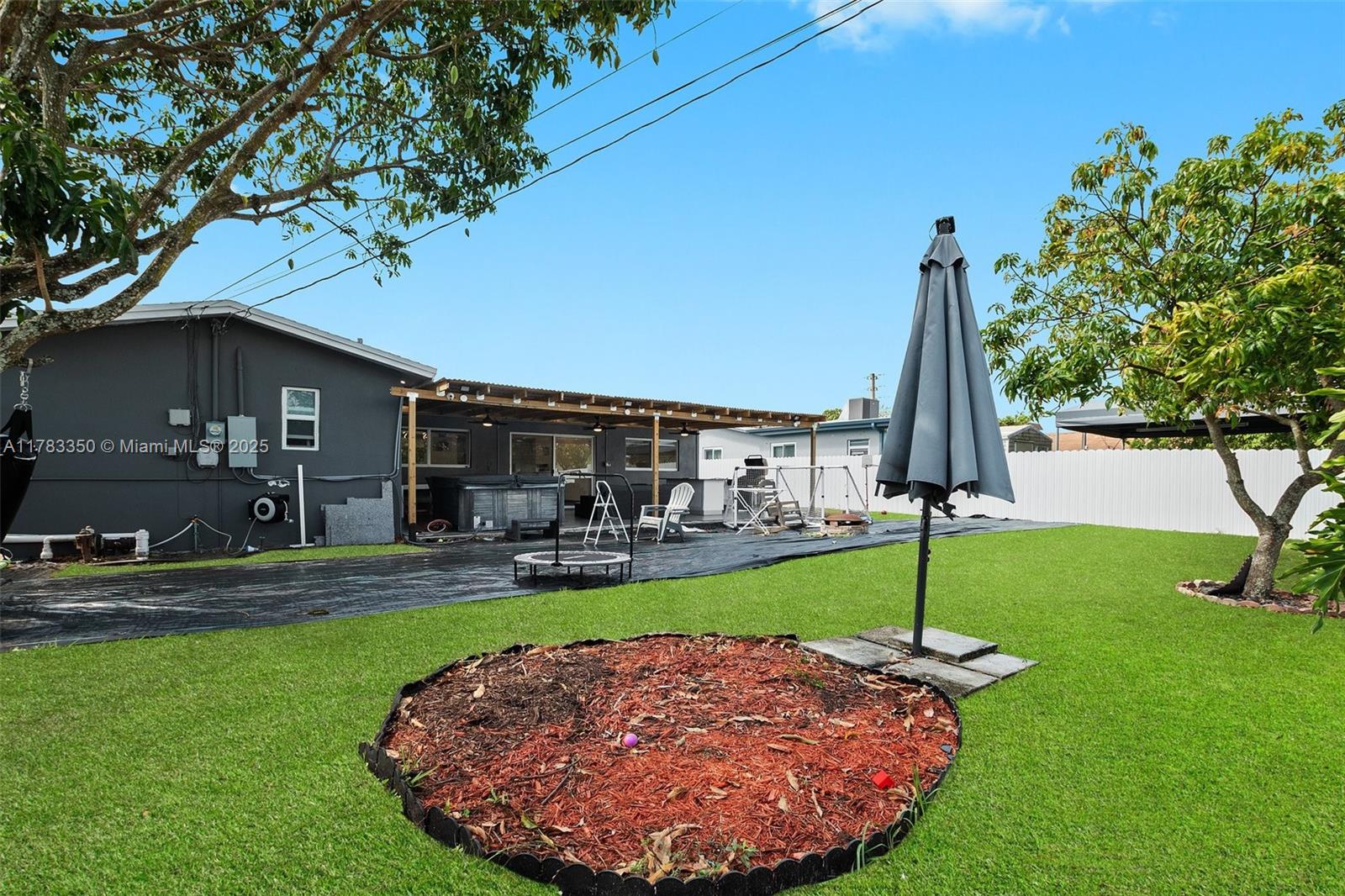 HOLLYWOOD HILLS - Residential