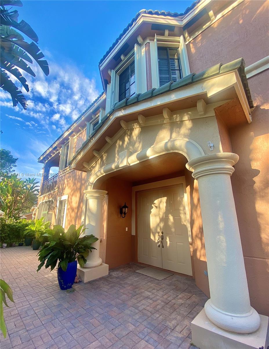 LOCATED IN THE BEAUTIFUL GATED COMMUNITY OF 'THE LEGENDS AT WESTON HILLS COUNTRY CLUB' WITH AN ATTACHED 2 CAR GARAGE AND ONE OF THE LARGEST ENTRANCES IN THE COMMUNITY. NEXT TO THE PARKING LOT FOR VISITORS. 2 BEDROOMS + 1 LIVING / OFFICE SPACE (CAN BE USED AS 3RD BEDROOM) + 2 FULL BATHROOMS. ENJOY A CUP OF COFFEE FROM THE SCREENED PATIO OR OPEN PATIO AREA, SURROUNDED BY BEAUTIFUL PLANTS THAT ADD EXTRA PRIVACY.
