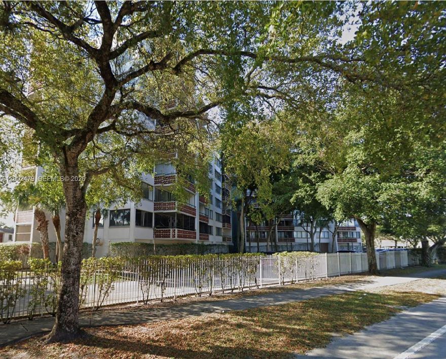 Excellent unit rented to a very good tenant who wants to stay for the next 2-3 years. Updated unit on the top floor. Call listing agent to make an appointment. Tenant occupied.