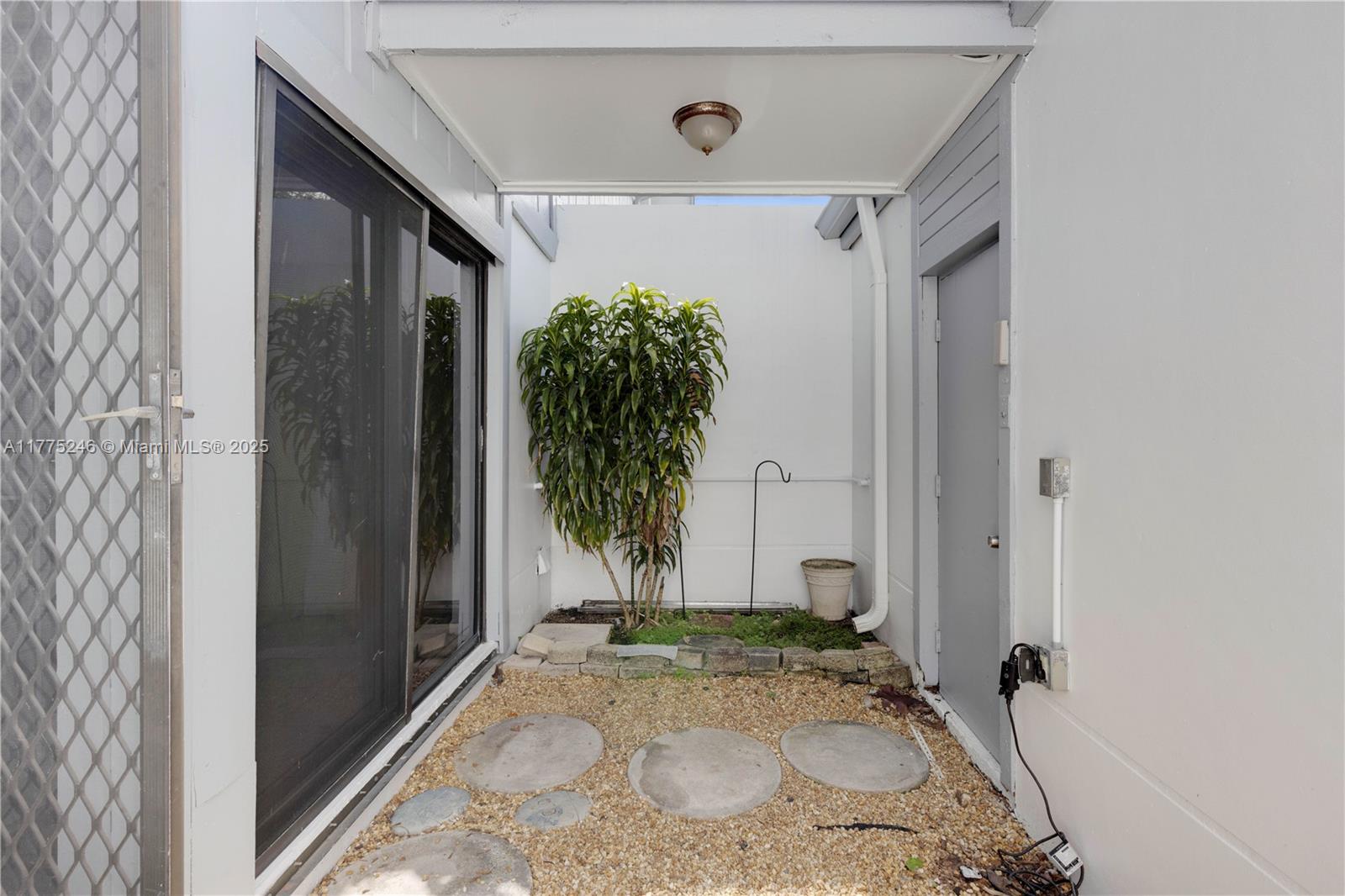 10107 NW 52nd Ter 10107