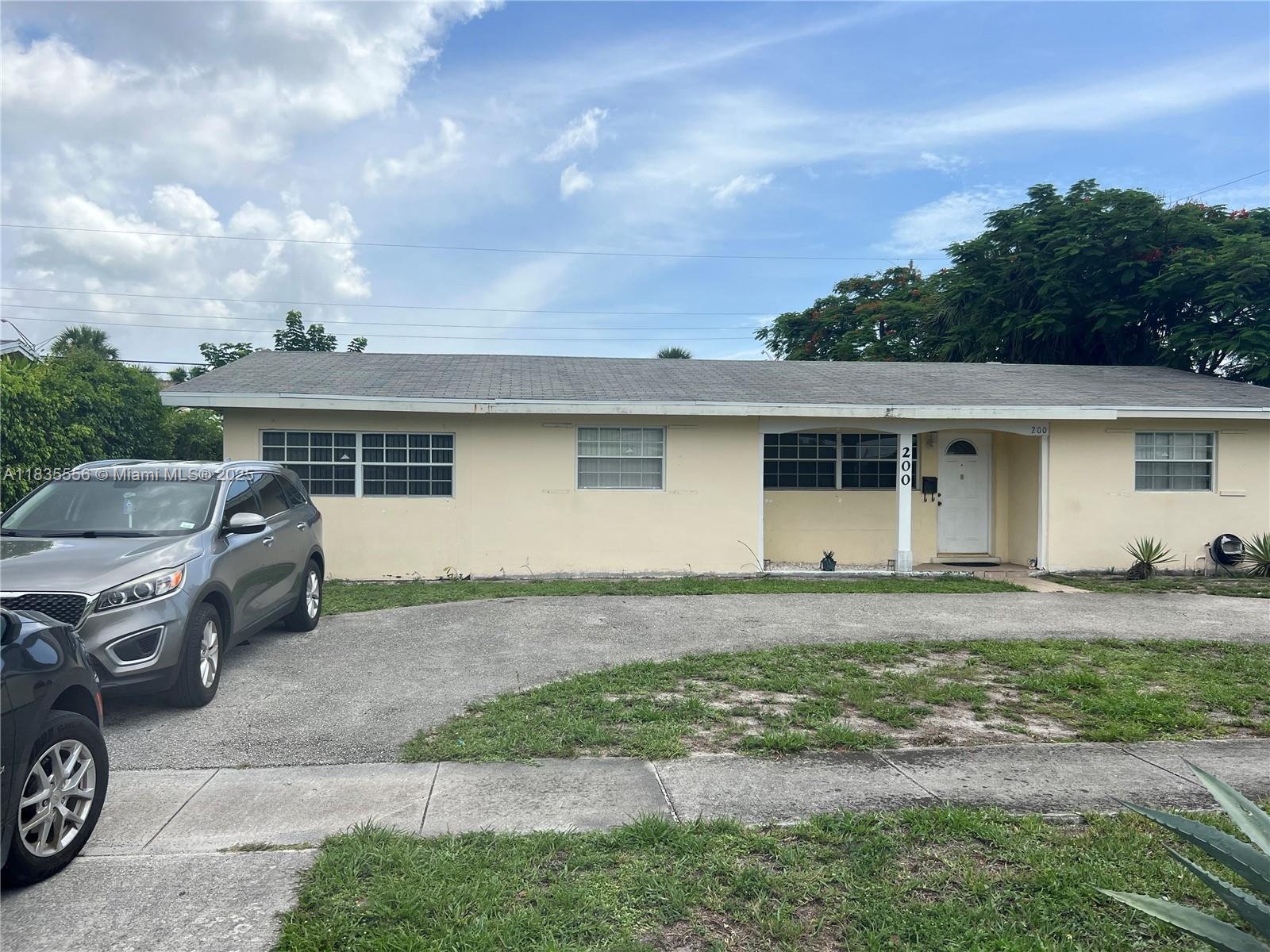 GREAT OPPORTUNITY FOR A SHORT SALE 4 BEDROOM 2 BATH. CLEAN MOVE IN READY WITH A LARGE FENCED IN YARD ON THE CANAL .FOR INFORMATION PLEASE CONTACT LISTING AGENT.ANYONE WHO DEFIES THIS AND KNOCKS ON DOOR WILL BE REPORTED.