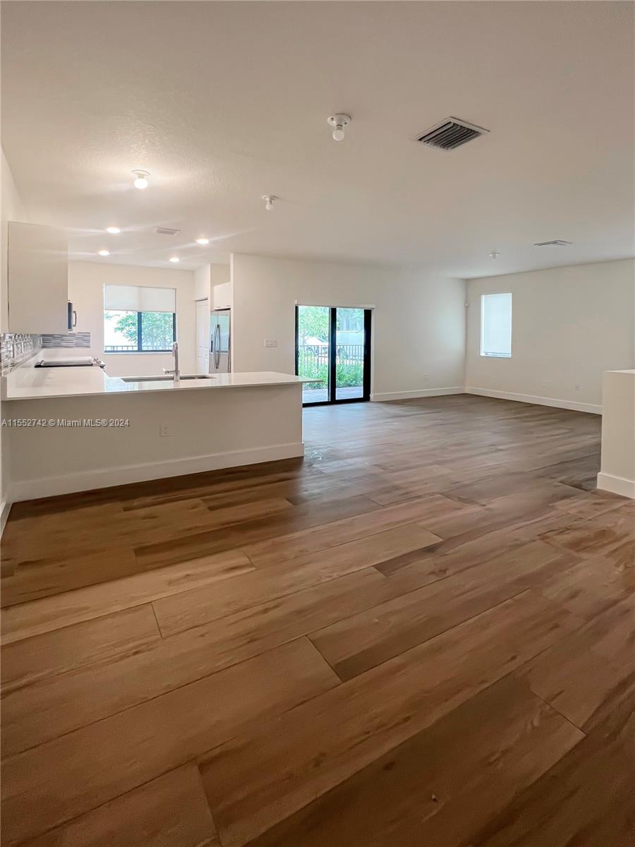 DOWNTOWN DORAL SOUTH PHAS - Residential