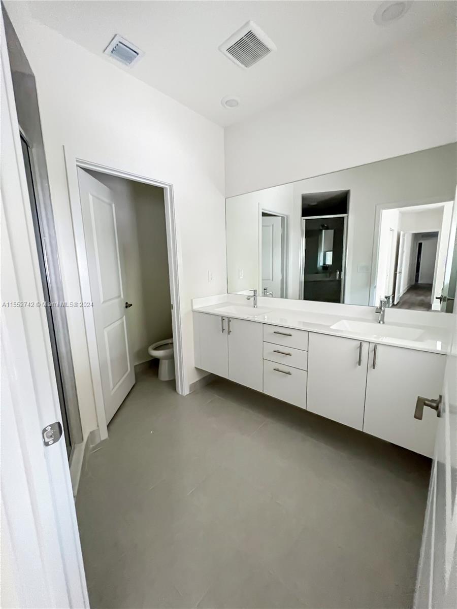 DOWNTOWN DORAL SOUTH PHAS - Residential