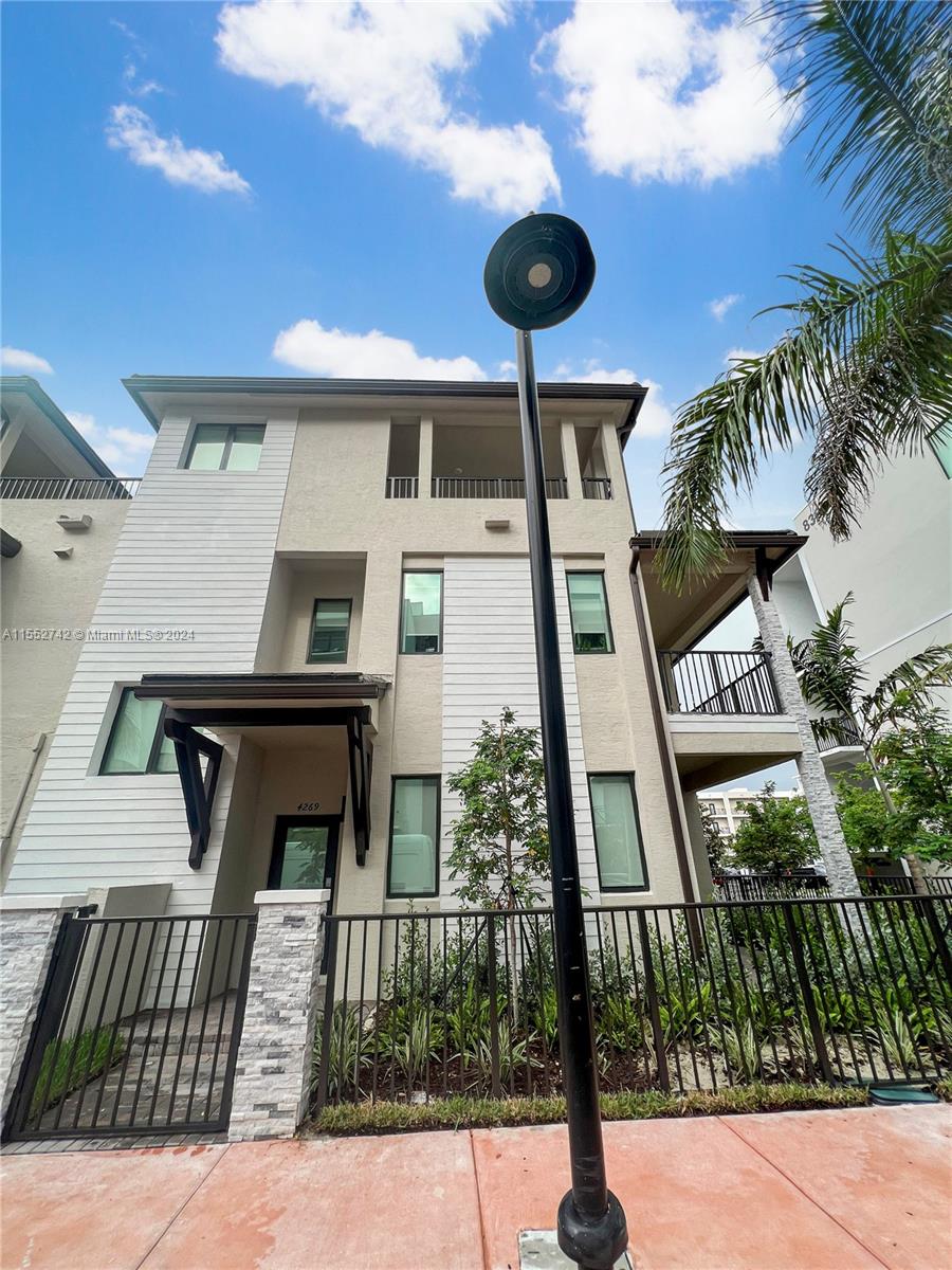 DOWNTOWN DORAL SOUTH PHAS - Residential