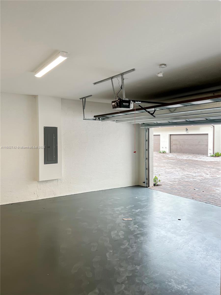 DOWNTOWN DORAL SOUTH PHAS - Residential