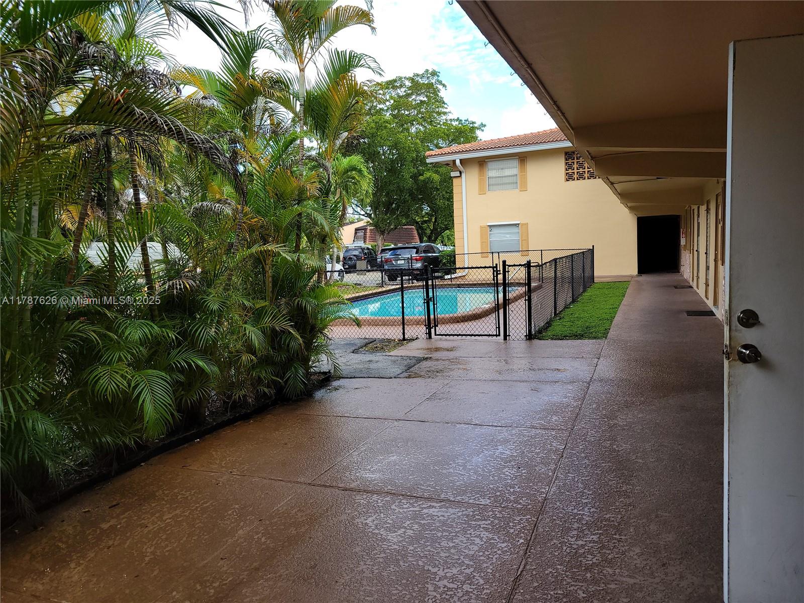 8704 NW 35th St 105