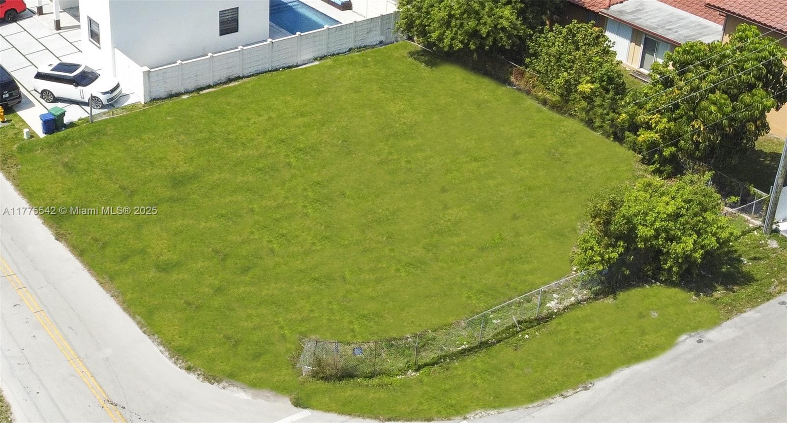 Residential corner lot with great potential. May be bought by itself or together with adjacent home at $2,100,000
Great opportunity.