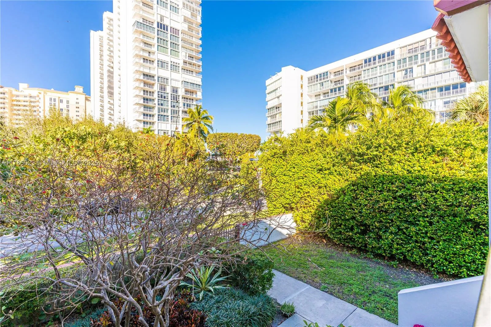 Key Biscayne, Florida 33149, United States, 2 Bedrooms Bedrooms, ,3 BathroomsBathrooms,Residential,Pending,111277