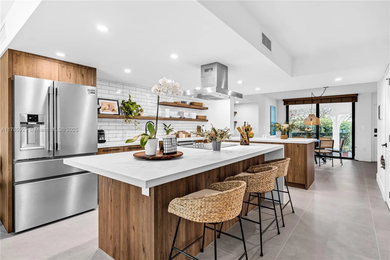 Key Biscayne, Florida 33149, United States, 2 Bedrooms Bedrooms, ,3 BathroomsBathrooms,Residential,Pending,111277