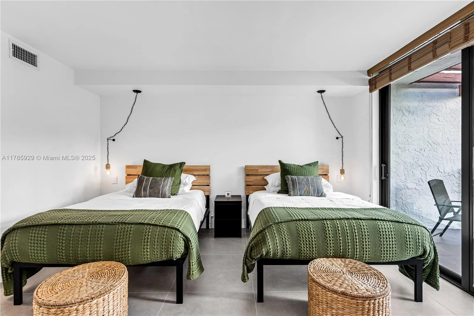 Key Biscayne, Florida 33149, United States, 2 Bedrooms Bedrooms, ,3 BathroomsBathrooms,Residential,Pending,111277